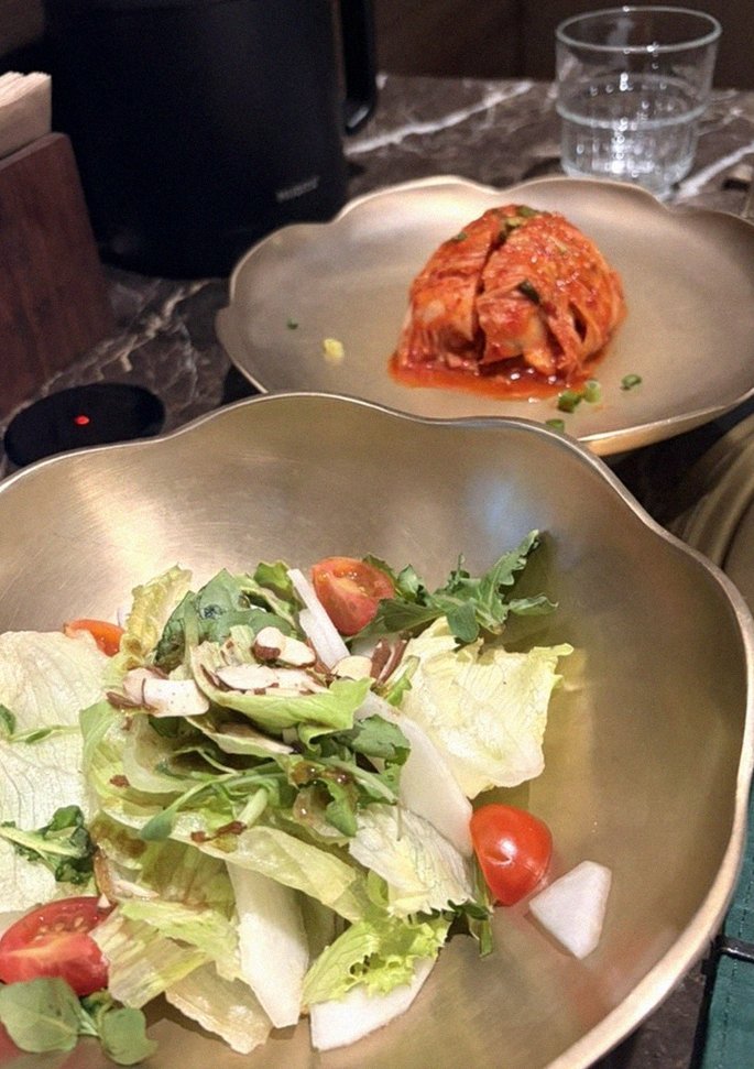 대보정 시청역점 · 경복궁 근처 맛집 · 정갈하게 차려진 반찬과 곁들임 찬