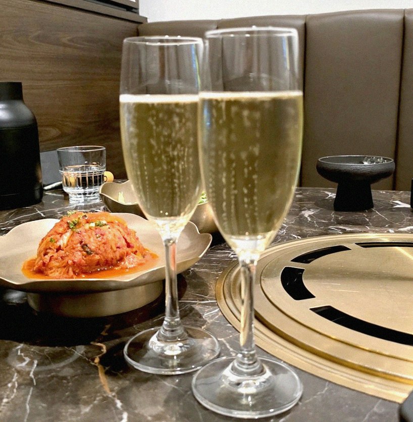 대보정 시청역점 · 경복궁 근처 맛집 · 시그니처 한우 쇼잉 — 진열함에 담긴 마블링 한우와 캐비아