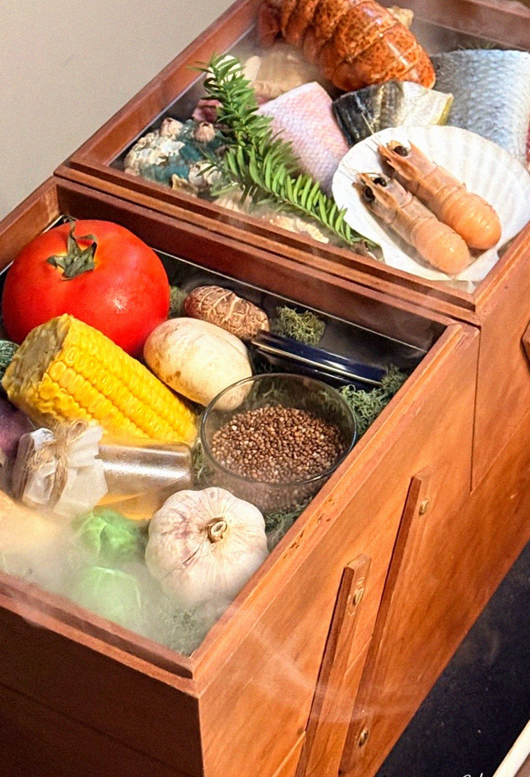 우아라 광화문점 · 경복궁역 고기맛집 · 시그니처 한우 쇼잉 — 진열함에 담긴 마블링 한우와 캐비아