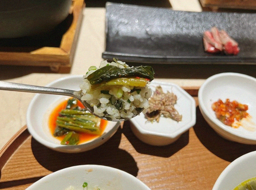 우아라 광화문점 · 경복궁역 고기맛집 · 정갈하게 차려진 반찬과 곁들임 찬