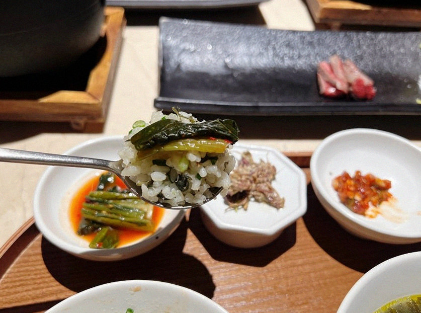 우아라 여의도점 · 여의도 63빌딩 맛집 · 정갈하게 차려진 반찬과 곁들임 찬