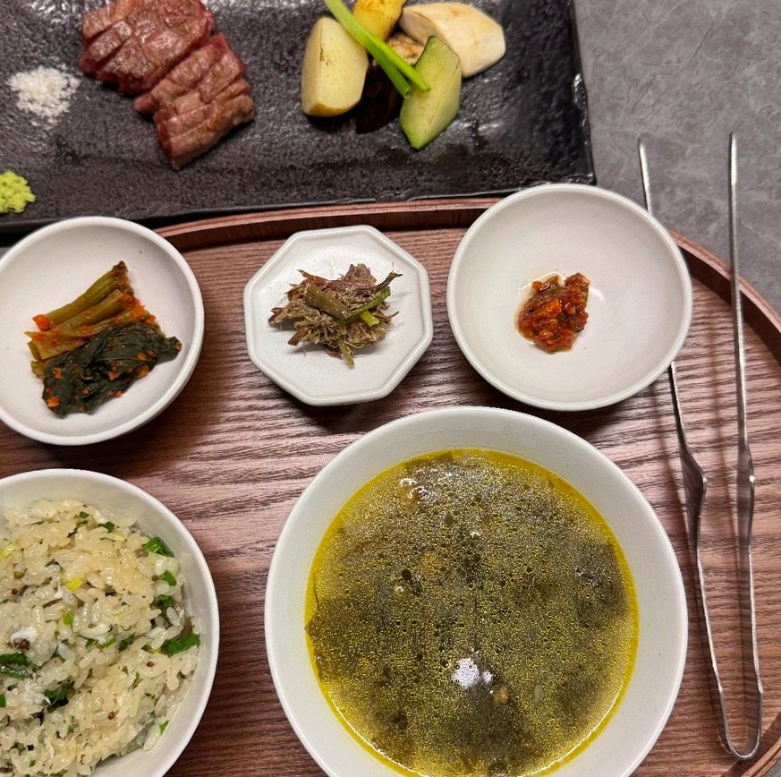 우하나 종각역점 · 광화문 한식 · 정갈하게 차려진 반찬과 곁들임 찬