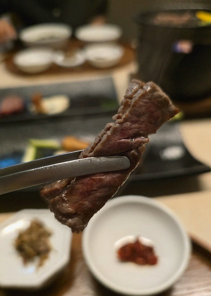우아라 광화문점 · 마블링이 살아있는 프리미엄 한우 쇼잉