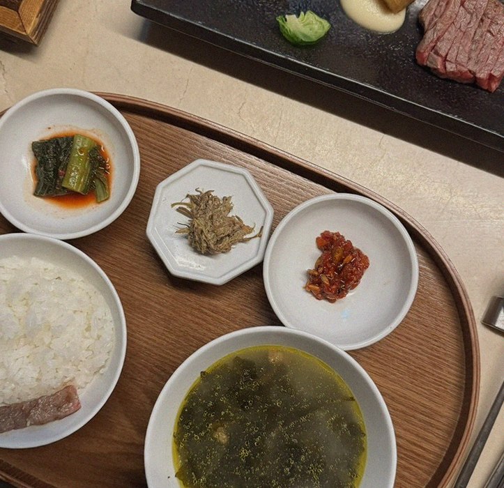 우아라 광화문점 · 정갈하게 차려진 반찬과 곁들임 찬