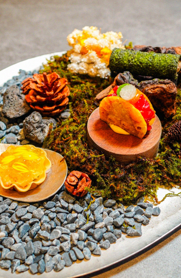 GOWOOGA Gangnam·Yeoksam · the signature Hanwoo showing — marbled beef cuts and caviar presented in a display chest