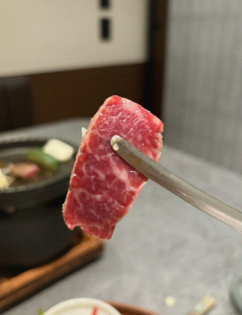 GOWOOGA Gangnam·Yeoksam · premium marbled Hanwoo beef presented before grilling