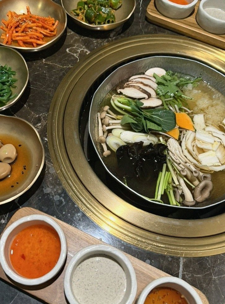 대보정 시청역점 · 광화문 회식 · 정갈하게 차려진 반찬과 곁들임 찬