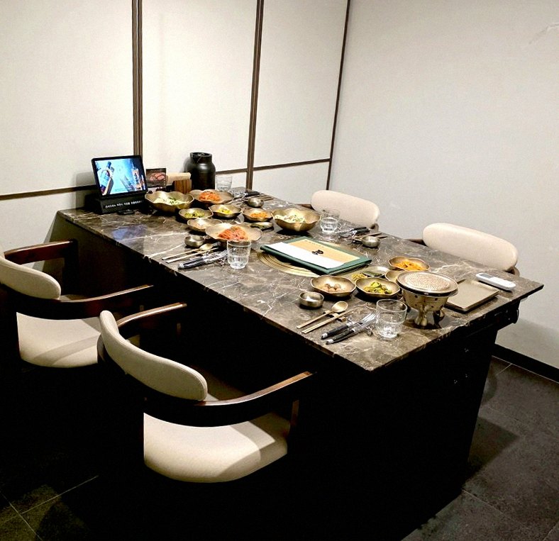 DAEBOJUNG City Hall · the full Hanwoo omakase table