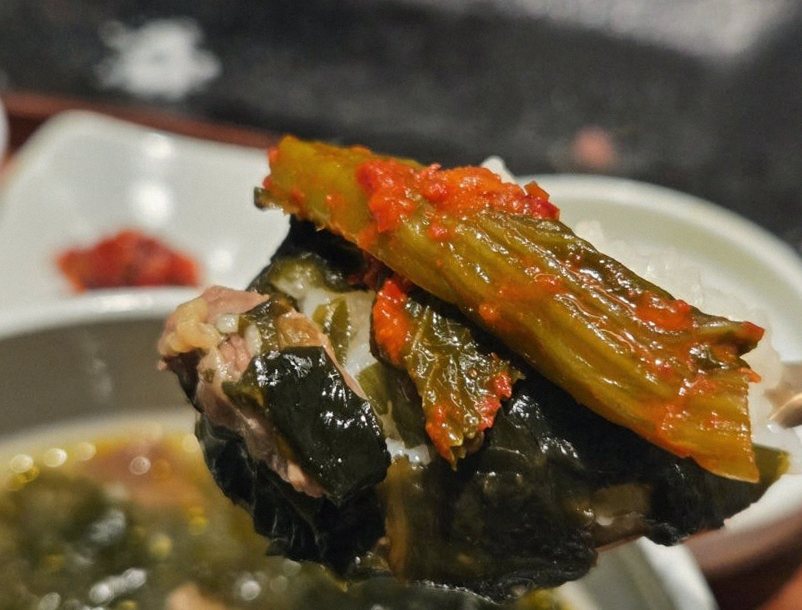 고우가 역삼점 강남 · 정갈하게 차려진 반찬과 곁들임 찬