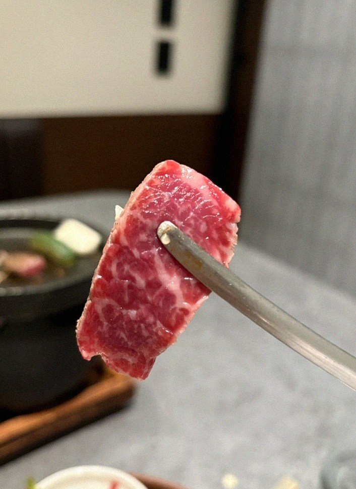 GOWOOGA Gangnam·Yeoksam · premium marbled Hanwoo beef presented before grilling