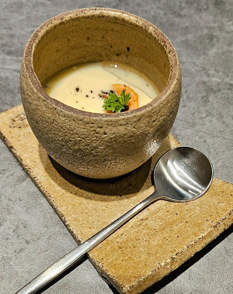 WOOHANA Jonggak · a warm soup to finish the course