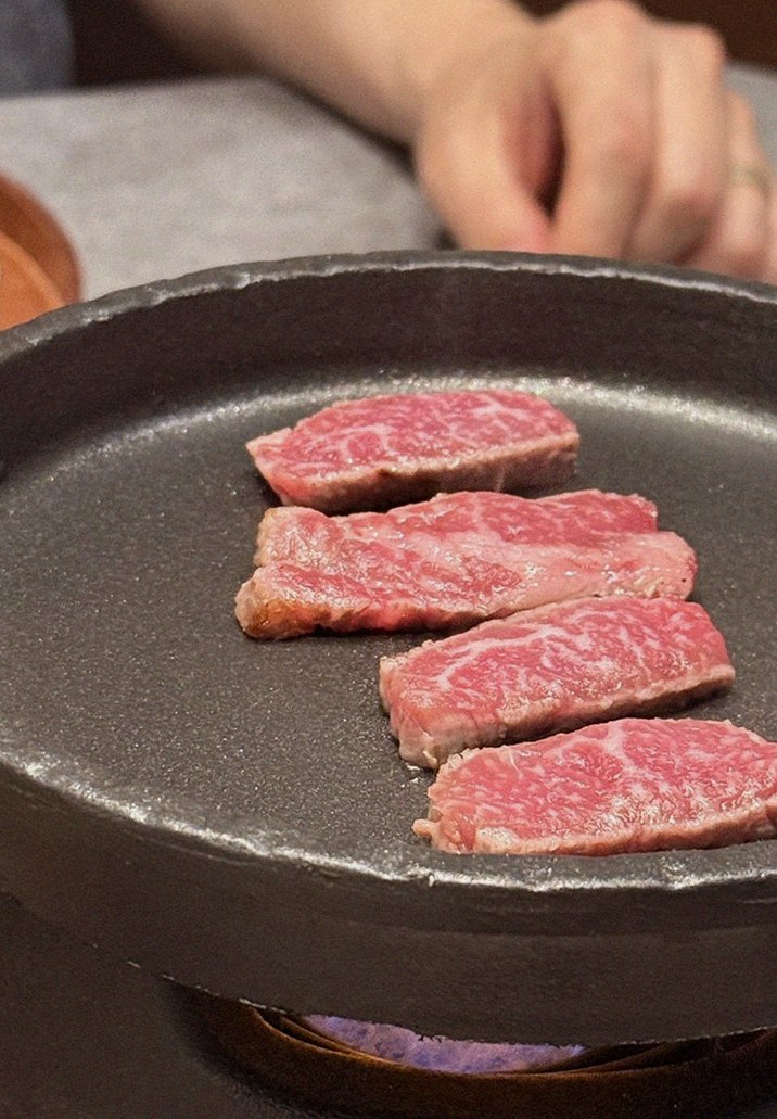 GOWOOGA Gangnam·Yeoksam · Hanwoo beef grilling over binchotan charcoal
