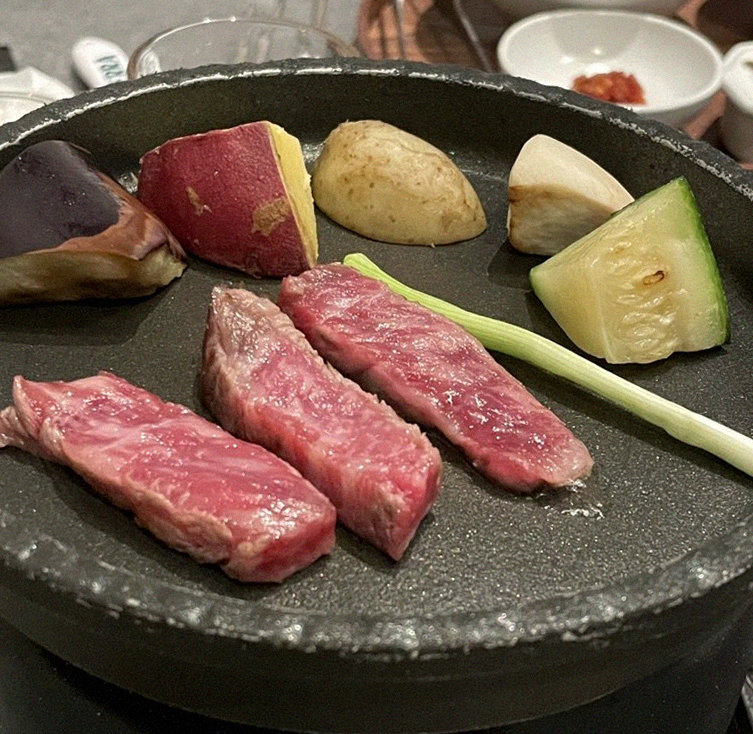 WOOHANA Jonggak · Hanwoo beef grilling over binchotan charcoal
