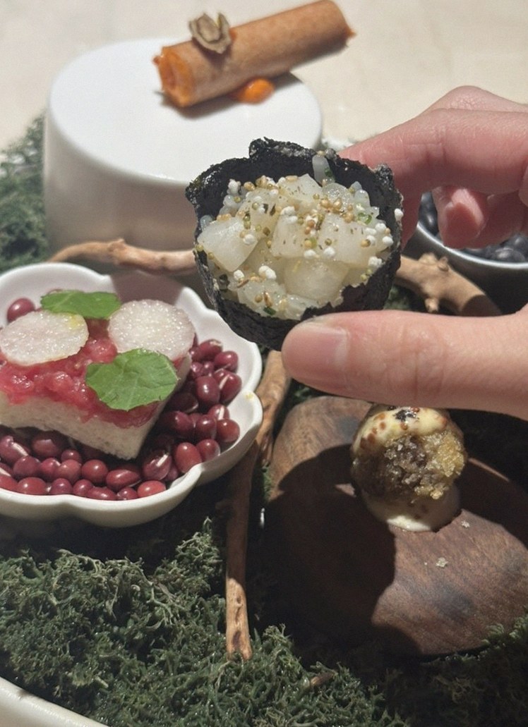 WOOARA Gwanghwamun · the signature Hanwoo showing — marbled beef cuts and caviar presented in a display chest