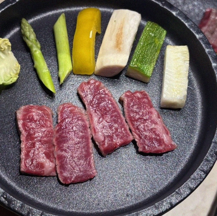 WOOARA Gwanghwamun · premium marbled Hanwoo beef presented before grilling