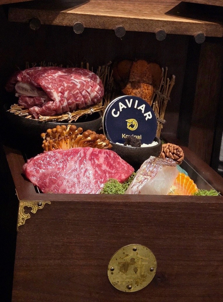 대보정 시청역점 · 서울 한우오마카세 맛집 · 시그니처 한우 쇼잉 — 진열함에 담긴 마블링 한우와 캐비아