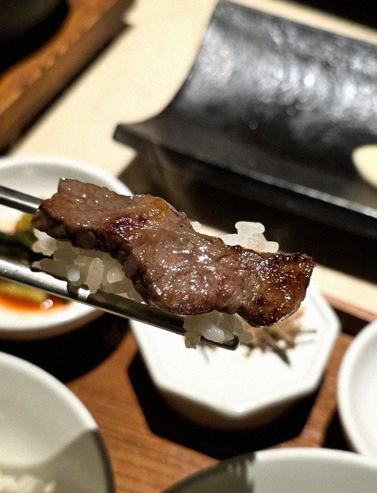 우아라 여의도점 · 여의도 더현대 맛집 · 마블링이 살아있는 프리미엄 한우 쇼잉