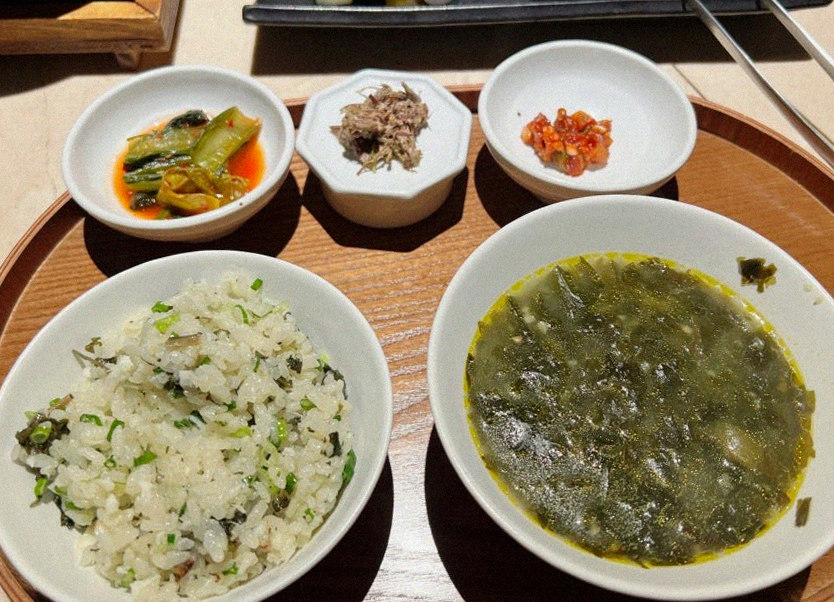 우아라 여의도점 · 여의도 더현대 맛집 · 정갈하게 차려진 반찬과 곁들임 찬