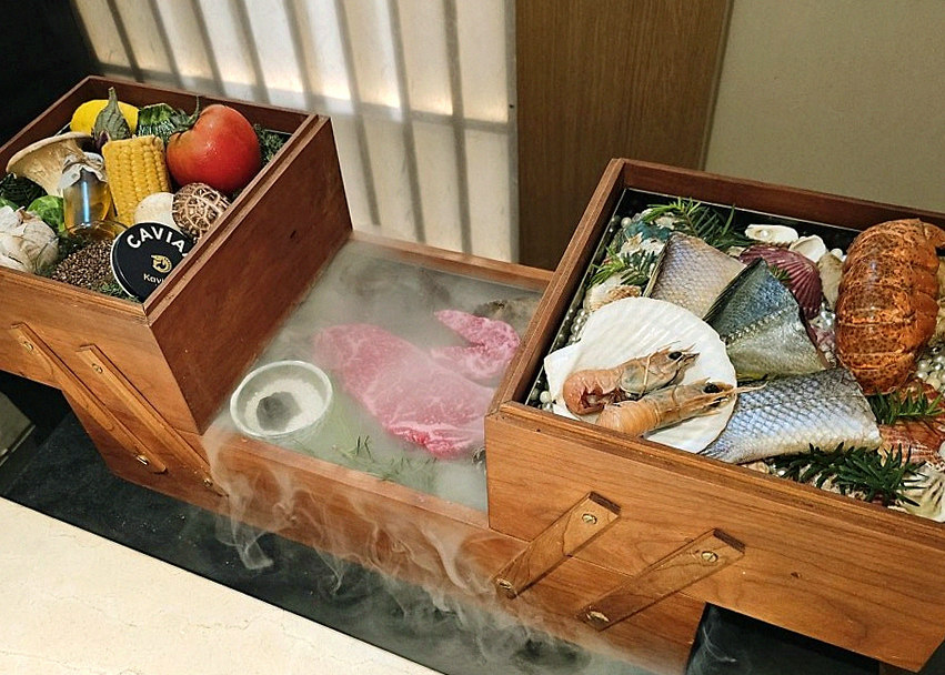우아라 여의도점 · 여의도 더현대 맛집 · 시그니처 한우 쇼잉 — 진열함에 담긴 마블링 한우와 캐비아