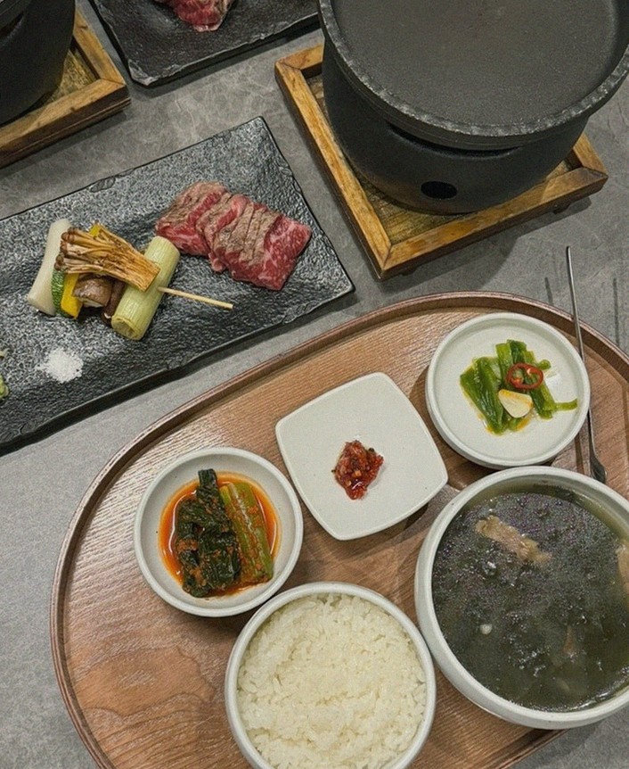 고우가 광화문점 · 광화문 근처 맛집 · 정갈하게 차려진 반찬과 곁들임 찬
