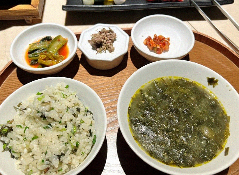 우아라 여의도점 · 샛강역 맛집 · 정갈하게 차려진 반찬과 곁들임 찬