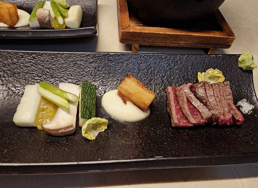 우아라 여의도점 · 샛강역 맛집 · 한 접시씩 정성껏 플레이팅된 한우 코스 요리