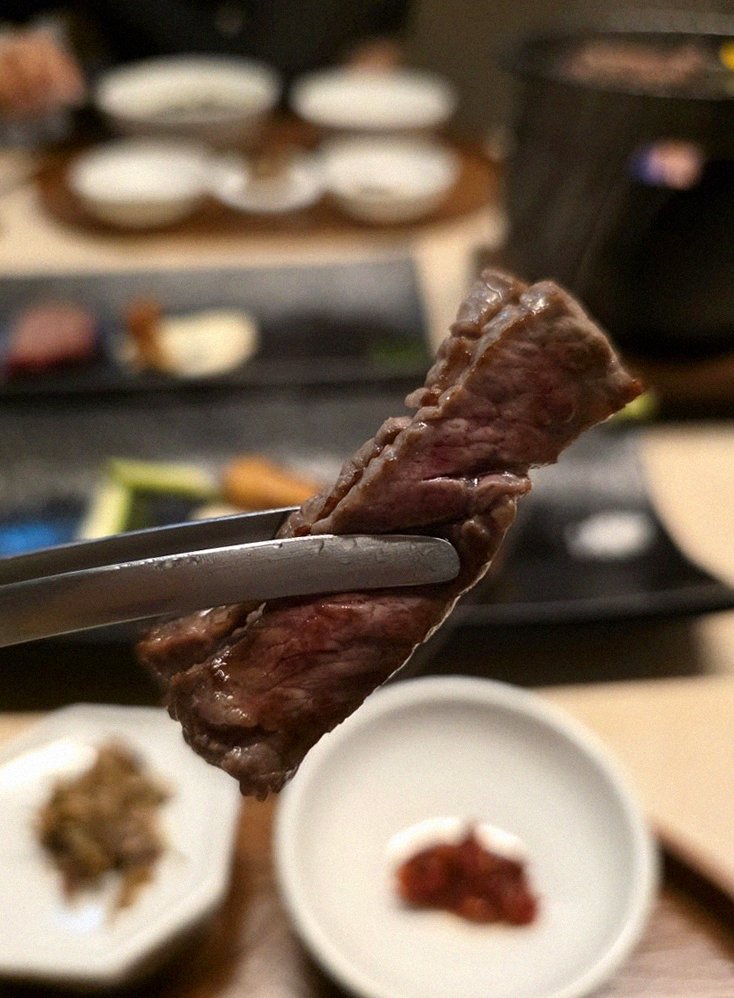 우아라 광화문점 · 경복궁역 맛집추천 · 마블링이 살아있는 프리미엄 한우 쇼잉