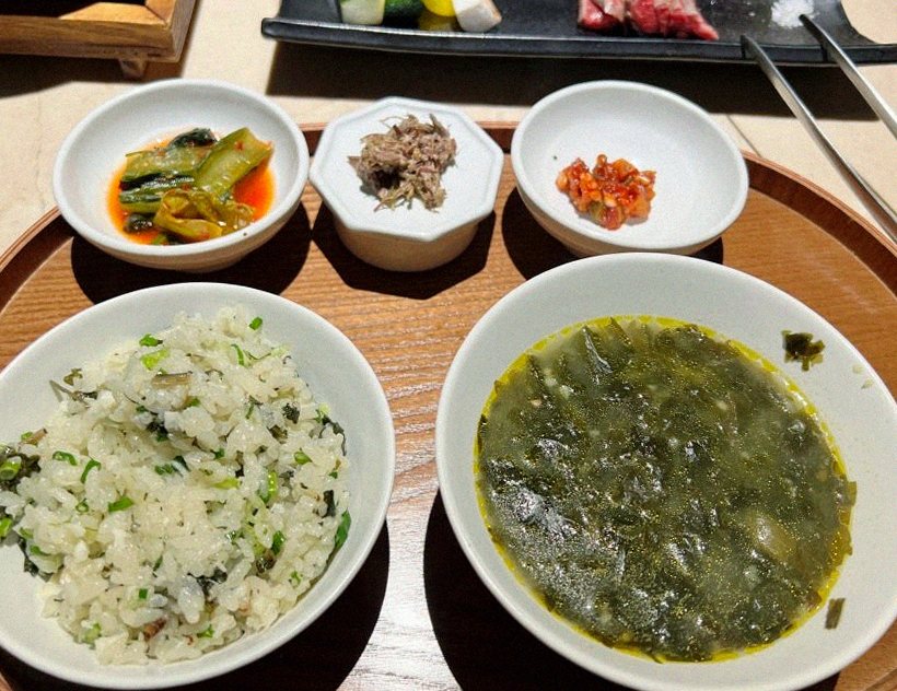 우아라 광화문점 · 경복궁역 맛집추천 · 정갈하게 차려진 반찬과 곁들임 찬