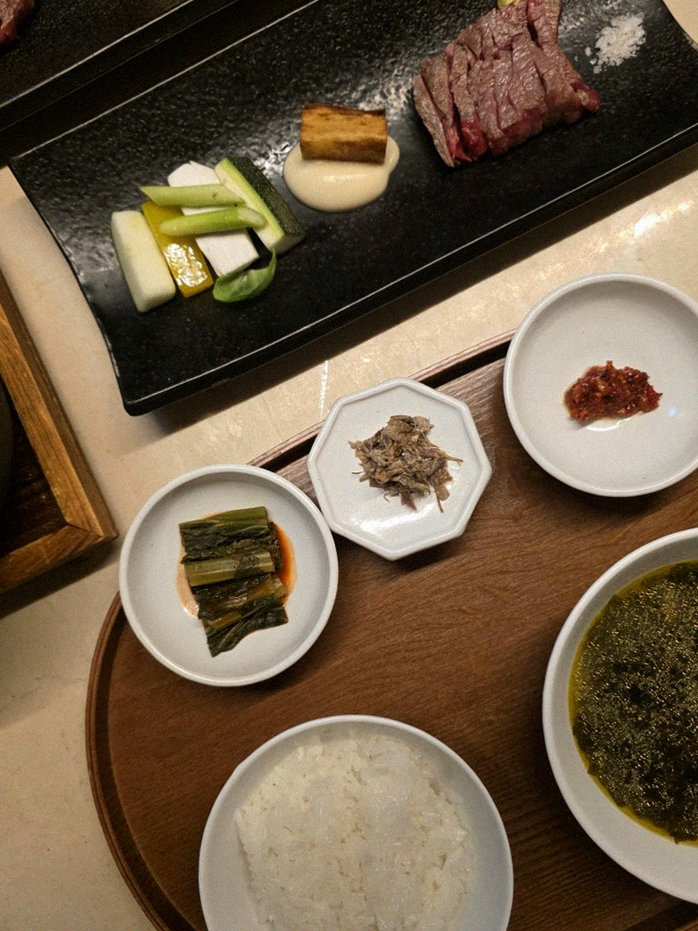 우아라 광화문점 · 정갈하게 차려진 반찬과 곁들임 찬