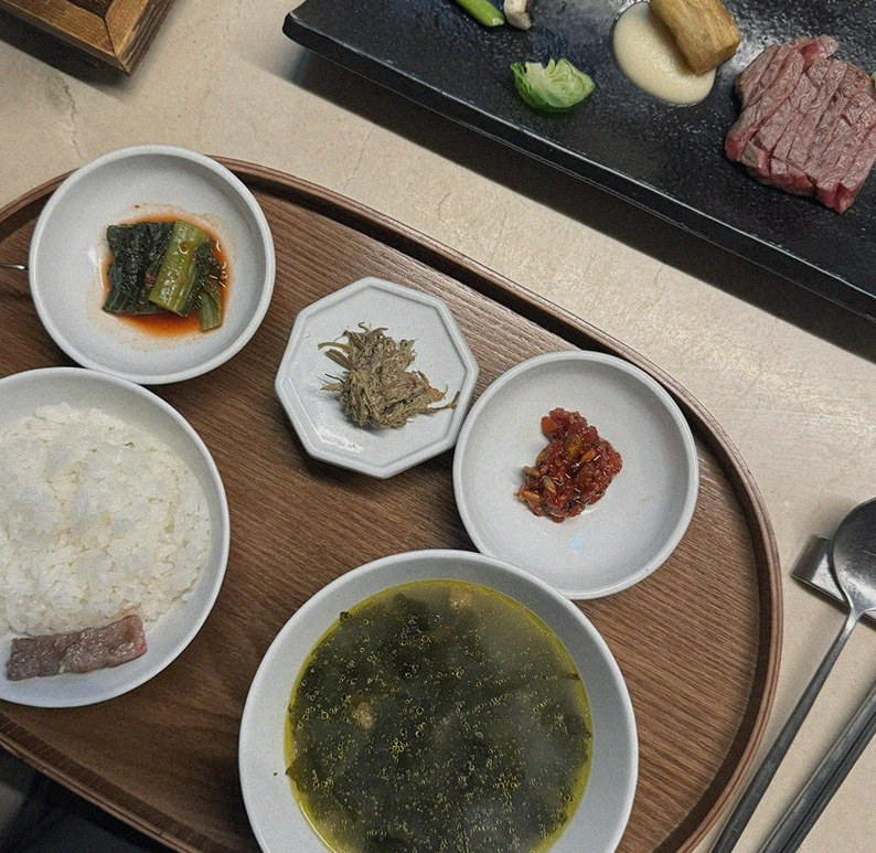우아라 광화문점 · 안국 역 저녁 · 정갈하게 차려진 반찬과 곁들임 찬