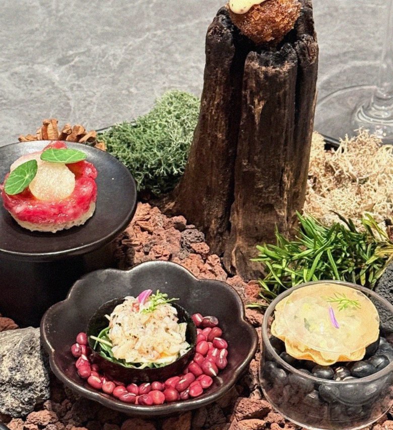WOOHANA Yeouido · the signature Hanwoo showing — marbled beef cuts and caviar presented in a display chest