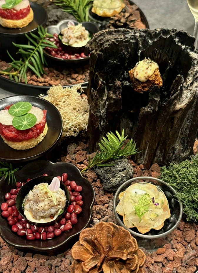 WOOHANA Yeouido · the signature Hanwoo showing — marbled beef cuts and caviar presented in a display chest