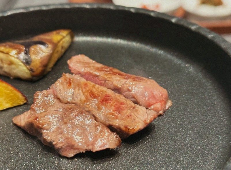 WOOHANA Yeouido · Hanwoo beef grilling over binchotan charcoal