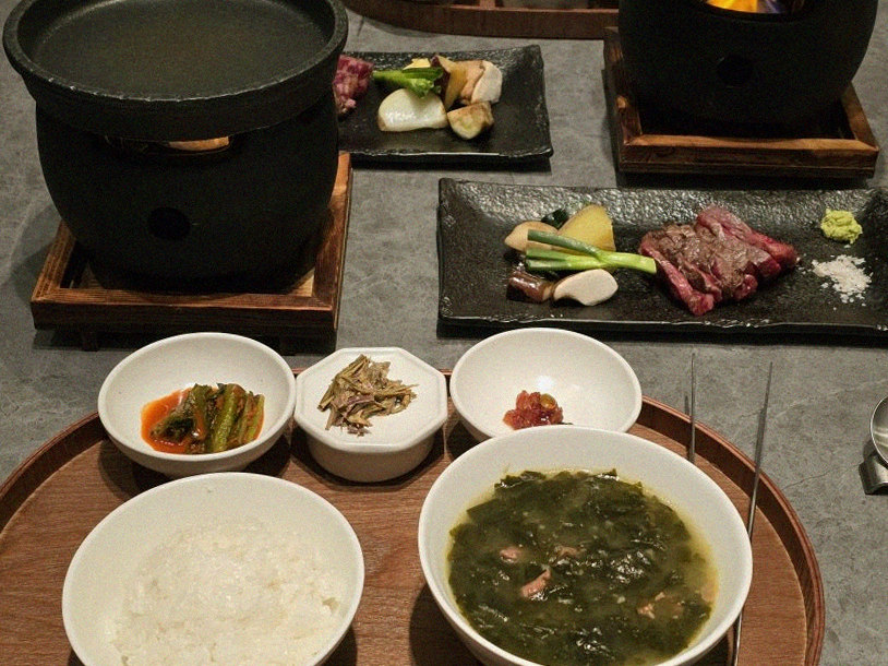 WOOHANA Yeouido · assorted Korean side dishes (banchan)