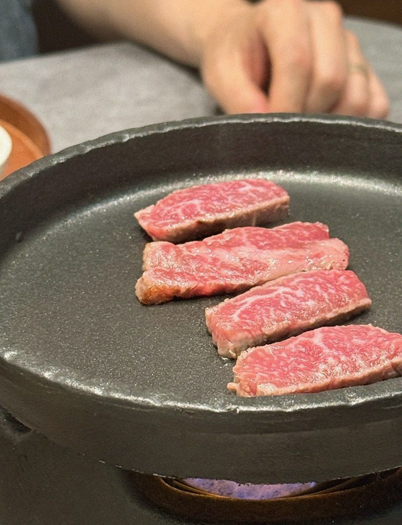 GOWOOGA Gangnam·Yeoksam · Hanwoo beef grilling over binchotan charcoal