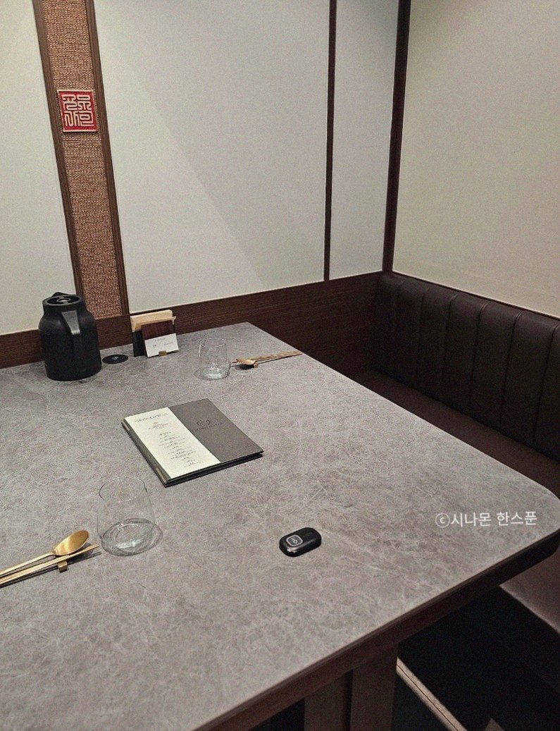 고우가 역삼점 강남 · 역삼동 점심맛집 · 시그니처 한우 쇼잉 — 진열함에 담긴 마블링 한우와 캐비아