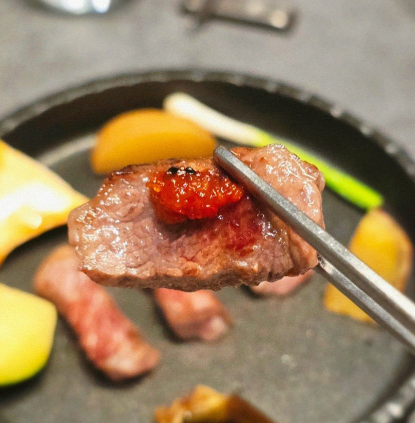우하나 종각역점 · 광화문 오마카세 · 시그니처 한우 쇼잉 — 진열함에 담긴 마블링 한우와 캐비아