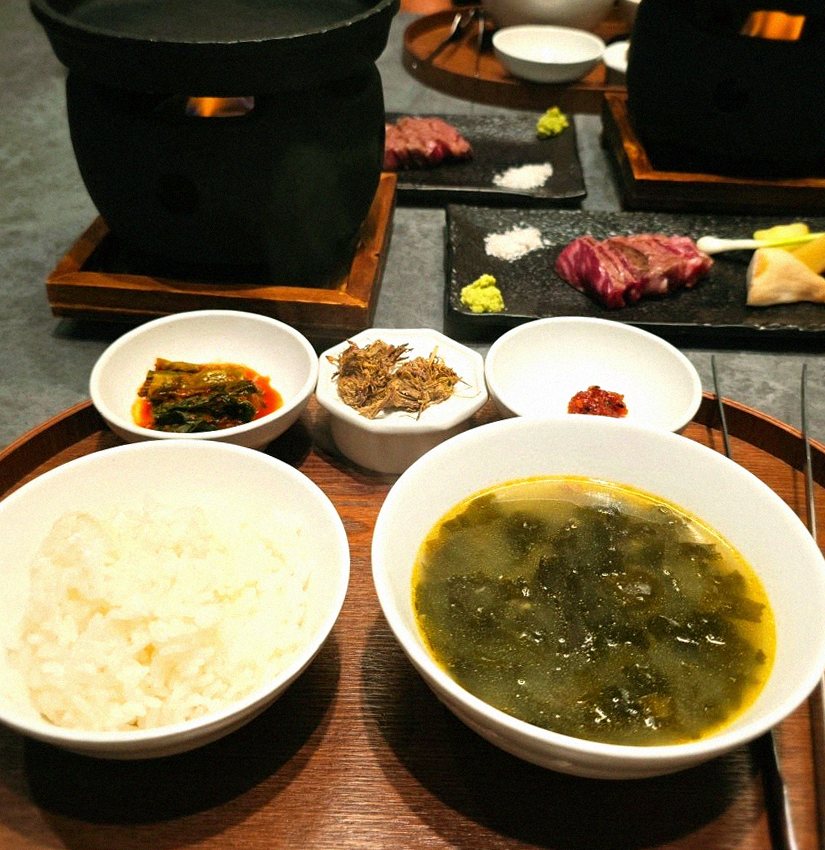 우하나 종각역점 · 광화문 오마카세 · 정갈하게 차려진 반찬과 곁들임 찬