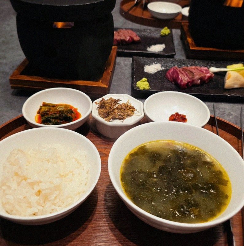 우하나 종각역점 · 덕수궁 맛집 · 정갈하게 차려진 반찬과 곁들임 찬