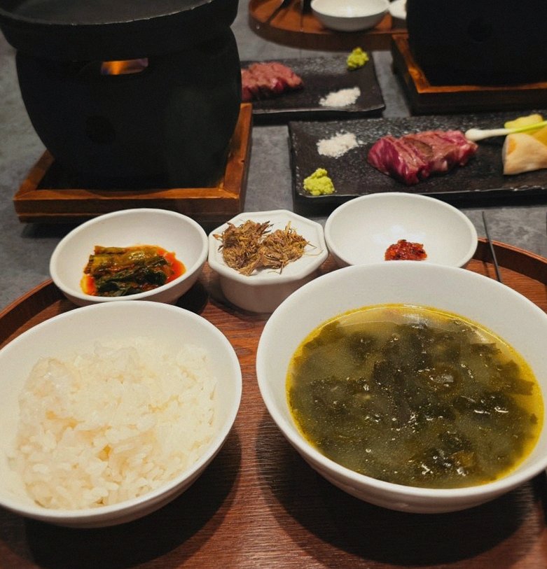 우하나 종각역점 · 서울역 맛집 광화문 맛집 · 정갈하게 차려진 반찬과 곁들임 찬