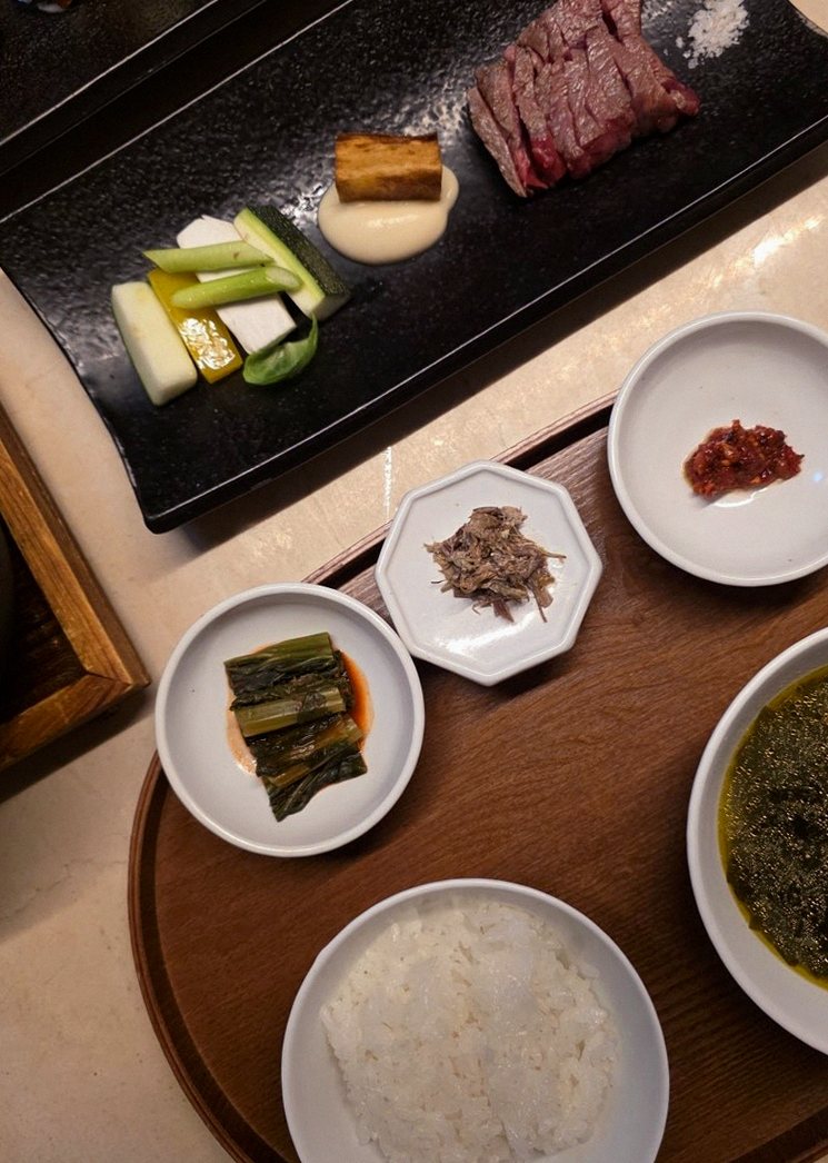 WOOARA Gwanghwamun · assorted Korean side dishes (banchan)