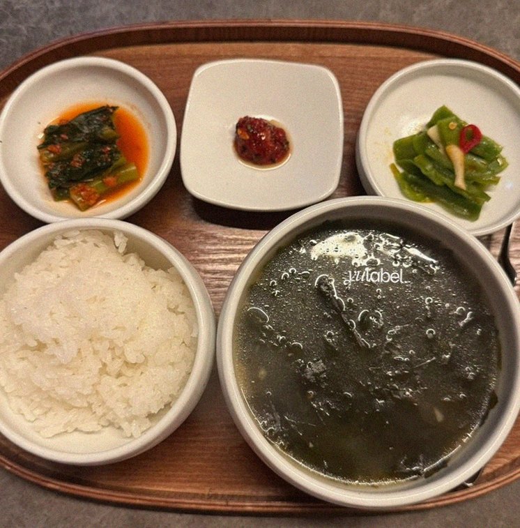고우가 여의도점 · 서울 한우오마카세 · 정갈하게 차려진 반찬과 곁들임 찬