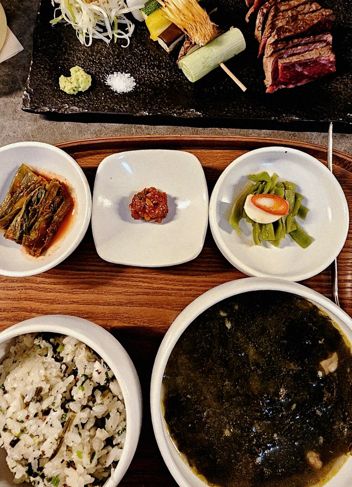 고우가 여의도점 · 서울 한우오마카세 · 정갈하게 차려진 반찬과 곁들임 찬