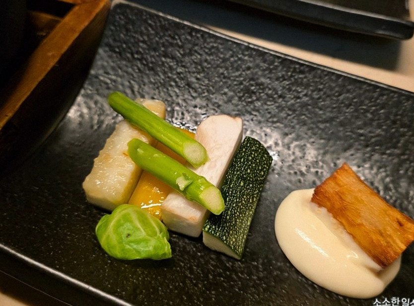 WOOARA Gwanghwamun · seafood course served alongside the beef