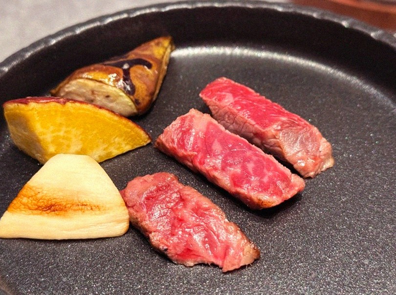 WOOHANA Jonggak · Hanwoo beef grilling over binchotan charcoal