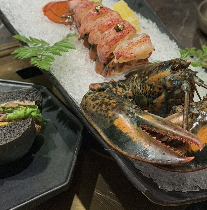 DAEBOJUNG City Hall · the signature Hanwoo showing — marbled beef cuts and caviar presented in a display chest