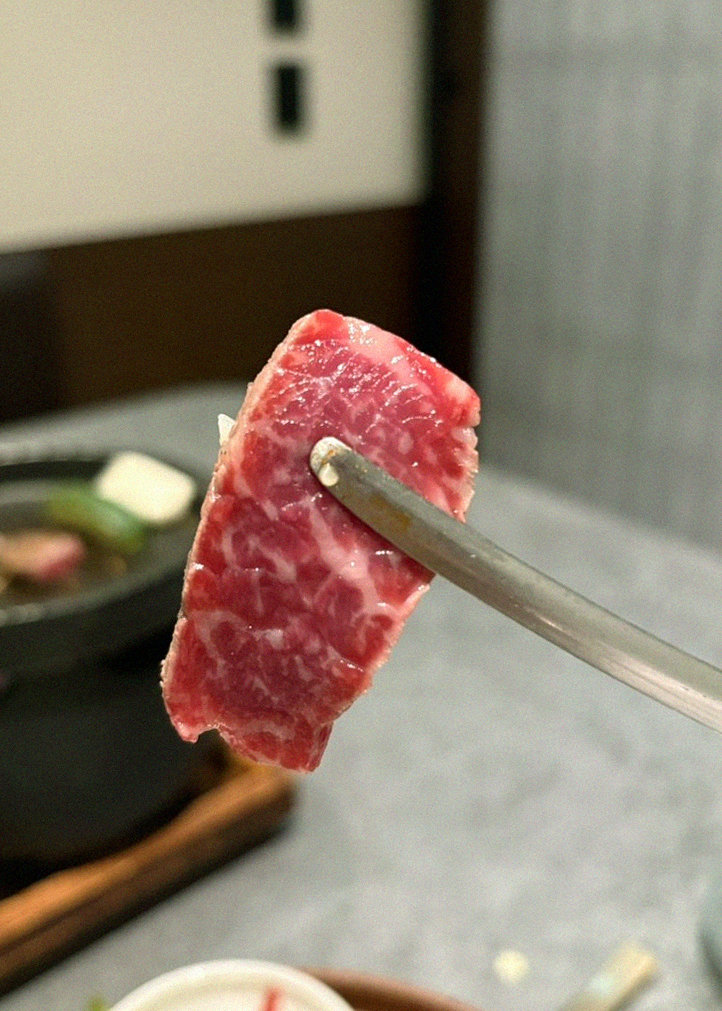 GOWOOGA Gangnam·Yeoksam · premium marbled Hanwoo beef presented before grilling