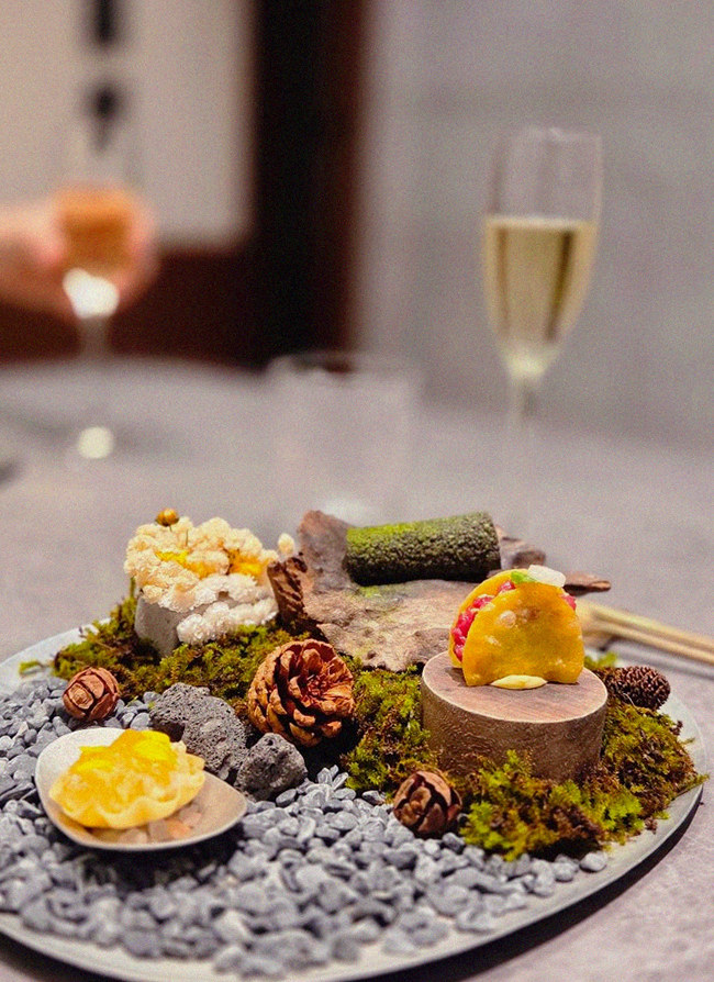 GOWOOGA Gangnam·Yeoksam · a plated course of Hanwoo beef