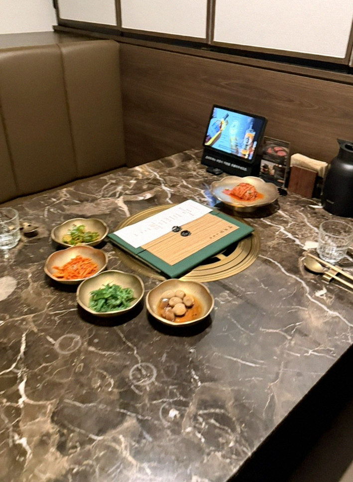 DAEBOJUNG City Hall · the full Hanwoo omakase table