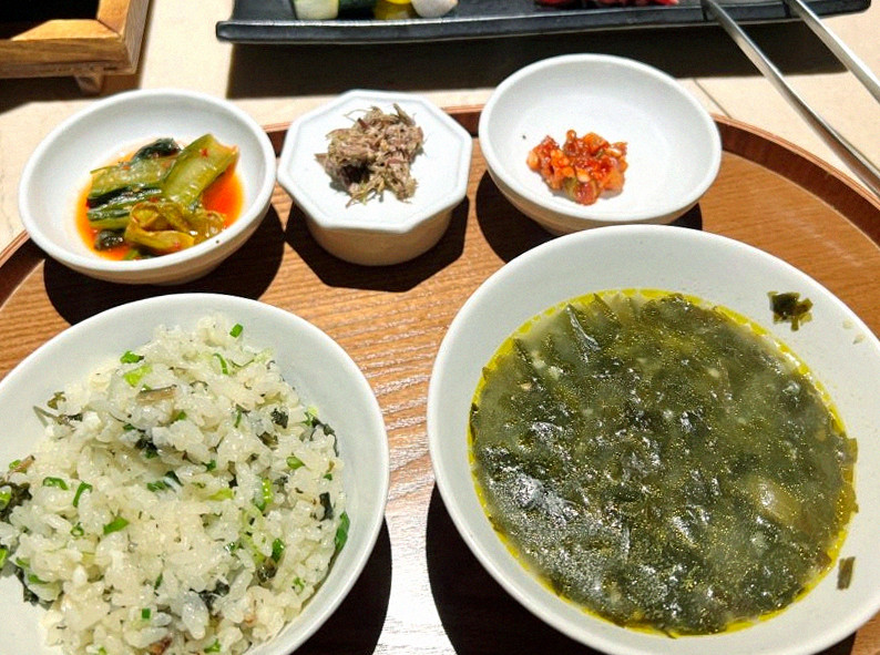 우아라 여의도점 · IFC몰 맛집 · 정갈하게 차려진 반찬과 곁들임 찬